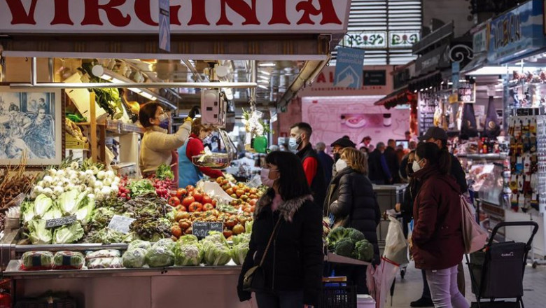 Archivo - Varias personas compran en un puesto de fruta y verdura en el Mercado Central de Valencia, | Rober Solsona - Europa Press - Archivo ep archivo varias personas compran en un puesto de fruta y verdura en el mercado central de