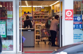 ep archivo   varias personas compran en un supermercado de castro riberas de lea