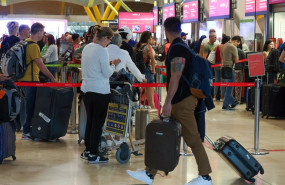 ep archivo   varias personas con maletas en el aeropuerto adolfo suarez madrid barajas en madrid