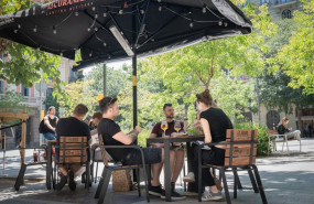 ep archivo   varias personas en la terraza de un restaurante 20260318174205