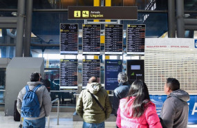 ep archivo varias personas observan los paneles informativos en la terminal 4 del aeropuerto ep archivo varias personas observan los paneles informativos en la terminal 4 del aeropuerto