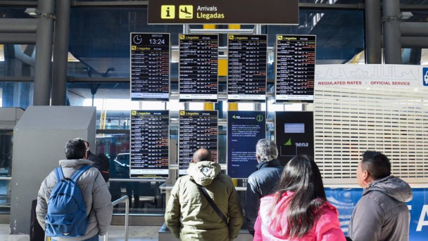 ep archivo   varias personas observan los paneles informativos en la terminal 4 del aeropuerto