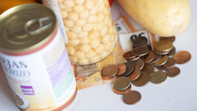ep archivo   varios productos con dinero en efectivo a 31 de julio de 2025 en madrid espana