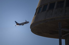 ep archivo   vista de un avion en el aeropuerto de barcelona a 4 de noviembre de 2022 en barcelona