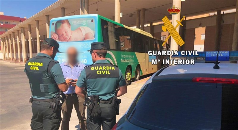 Dos agentes de Guardia Civil en la estación de autobuses de El Ejido (Almería) | GUARDIA CIVIL ep dos agentesguardia civilla estacionautobusesejido almeria