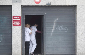 ep dos sanitarios protegidos con mascarillas entran al garaje de uno de los hoteles medicalizados