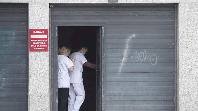 Dos sanitarios protegidos con mascarillas entran al garaje de uno de los hoteles medicalizados | Eduardo Parra - Europa Press - Archivo ep dos sanitarios protegidos con mascarillas entran al garaje de uno de los hoteles medicalizados