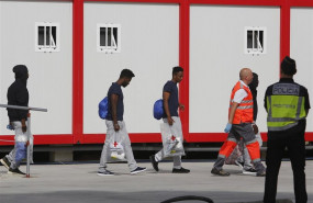 ep efectivos de cruz roja comprueban que los migrantes no presentan ningun problema de salud que