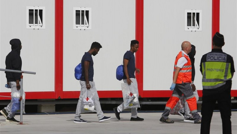ep efectivos de cruz roja comprueban que los migrantes no presentan ningun problema de salud que