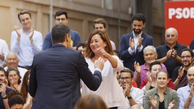 ep el candidato del psoe a la presidencia del gobierno pedro sanchez abraza a francina armengol