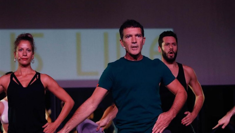 El codirector e intérprete de la obra, Antonio Banderas, en la presentación de 'A Chorus Line', musical que inaugurará el Teatro del Soho Caixabank, de Málaga | ÁLEX ZEA EUROPA PRESS ep el codirector e interprete de la obra antonio banderas en la presentacion de a chorus line