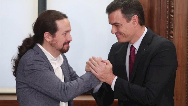 El presidente del Gobierno en funciones, Pedro Sánchez (dech.) y el secretario general de Podemos, Pablo Iglesias (izq), se dan la mano en la presentación del programa de Gobierno del PSOE y Unidas Podemos, en el Congreso de los Diputados | Eduardo Parra - Europa Press ep el presidente del gobierno en funciones pedro sanchez dech y el secretario general de podemos 20200103171006
