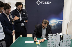 ep el vicepresidente primero del gobierno carlos cuerpo durante la firma del satelite junto a los