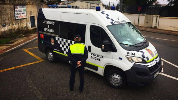 ep imagen de un policia local de granada