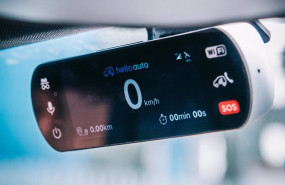 ep imagen del dispositivo hello auto conect que se equipa en el coche y ayuda a mejorar la