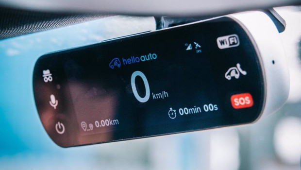 ep imagen del dispositivo hello auto conect que se equipa en el coche y ayuda a mejorar la