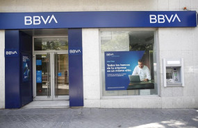 ep imagenes de recurso de oficinas y cajeros del bbva en madrid con su nuevo logo
