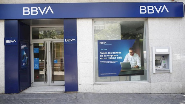 ep imagenes de recurso de oficinas y cajeros del bbva en madrid con su nuevo logo
