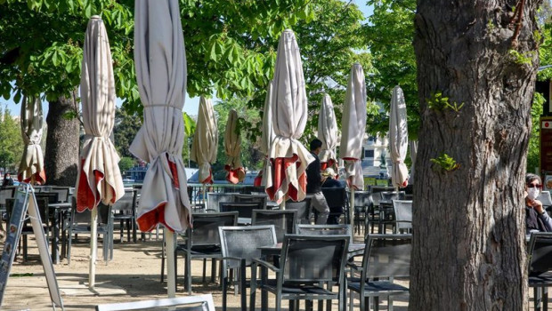 ep la terraza de un bar en el parque de el retiro en madrid