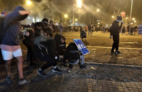 ep los manifestantes arrancan adoquines en la plaza urquinaona de barcelona en los disturbios contra