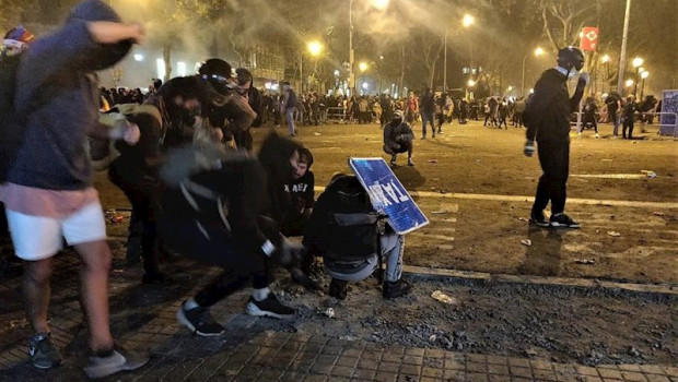 ep los manifestantes arrancan adoquines en la plaza urquinaona de barcelona en los disturbios contra