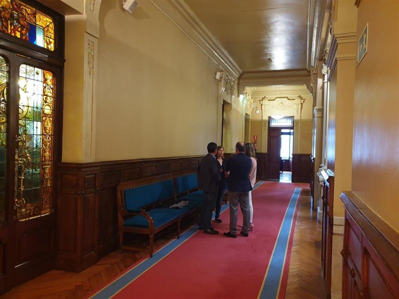 ep los miembros de la mesa de cultura consultando con los servicios juridicos de la junta general