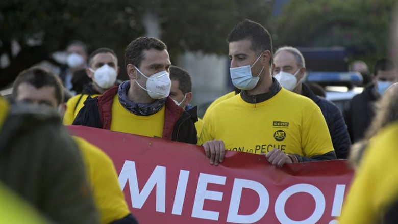 ep manifestantes de siemens gamesa en as somozas durante la concentracion ante la delegacion del