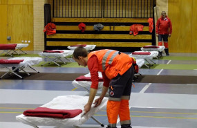 ep montaje albergue para temporeros por voluntarios cruz roja