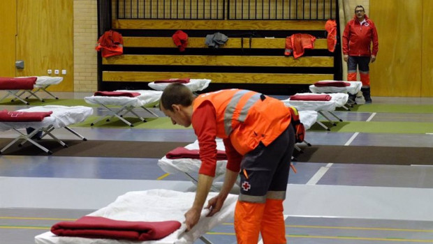 ep montaje albergue para temporeros por voluntarios cruz roja
