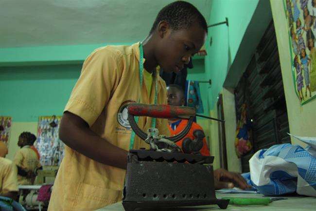 Niño planchando en un taller de los salesianos en Cotonou, Benín, África | EUROPA PRESS - Archivo ep nino planchandoun tallerlos salesianoscotonou benin africa