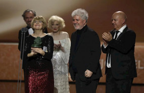 ep pedro almdovar y el equipo de dolor y gloria con el goya a mejor pelicula de la pasada edicion