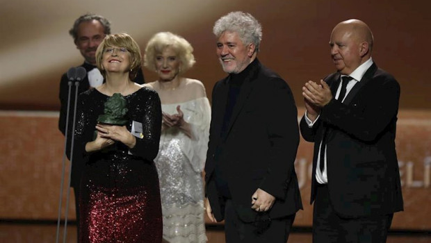 ep pedro almdovar y el equipo de dolor y gloria con el goya a mejor pelicula de la pasada edicion