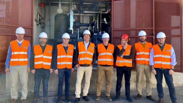 ep representantes de iberdrola y grupo an ante la bomba de calor instalada en avila
