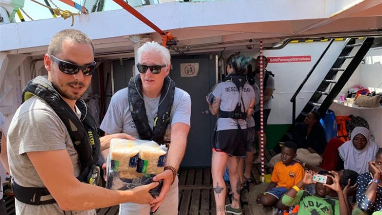 ep richard gere lleva alimentosbarcoproactiva open arms archivo