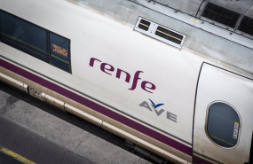 ep un ave de renfe estacionado en una de las vias de la estacion puerta de atocha almudena grandes ep un ave de renfe estacionado en una de las vias de la estacion puerta de atocha almudena grandes