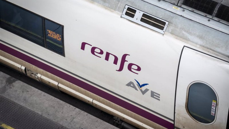 ep un ave de renfe estacionado en una de las vias de la estacion puerta de atocha almudena grandes ep un ave de renfe estacionado en una de las vias de la estacion puerta de atocha almudena grandes
