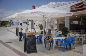 ep un chiringuito del paseo maritimo de la playa de matalascanas huelva andalucia espana a 12 de