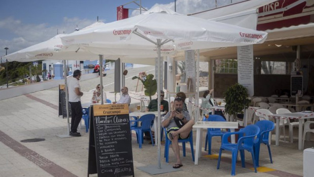 ep un chiringuito del paseo maritimo de la playa de matalascanas huelva andalucia espana a 12 de