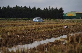 ep un coche varado en un campo a 14 de noviembre de 2024 en alfafar valencia comunidad valenciana