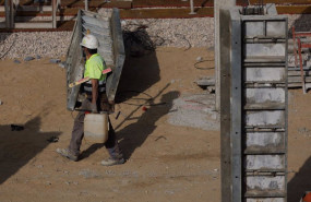 ep un obrero durante la construccion de una vivienda