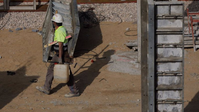 ep un obrero durante la construccion de una vivienda ep un obrero durante la construccion de una vivienda