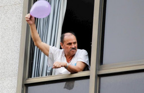 ep un paciente festeja desde la ventana durante el homenaje diario a los sanitarios en el hotel