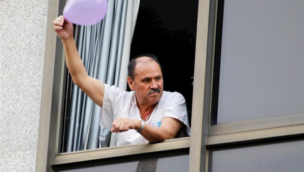 ep un paciente festeja desde la ventana durante el homenaje diario a los sanitarios en el hotel