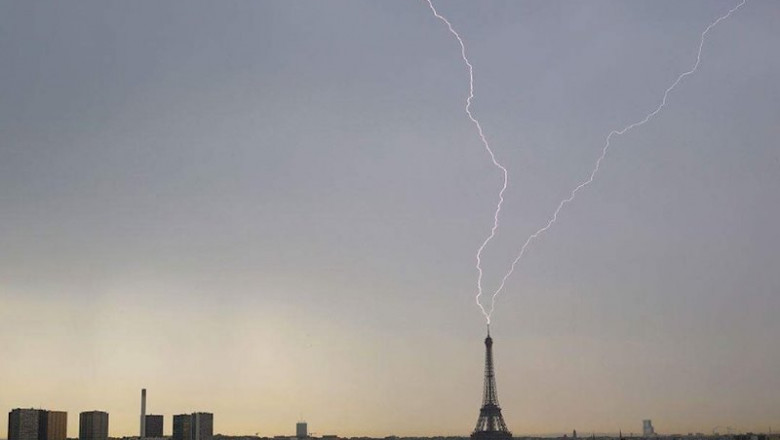 Un rayo cae sobre la Torre Eiffel. | TWITTER - Archivo ep un rayo cae sobre la torre eiffel