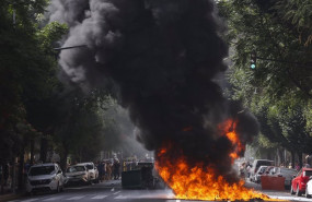 ep una barricada ardiendo en una avenida de cadiz por la huelga del sector del metal en la provincia