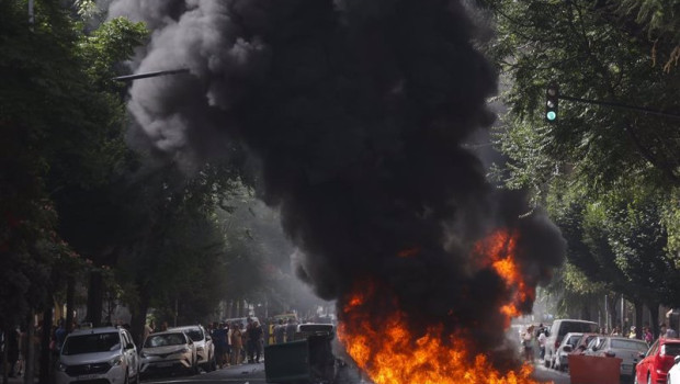 ep una barricada ardiendo en una avenida de cadiz por la huelga del sector del metal en la provincia ep una barricada ardiendo en una avenida de cadiz por la huelga del sector del metal en la provincia