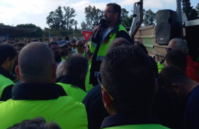 ep una de las asambleas de los trabajadores de acerinox en el aparcamiento de la factoria