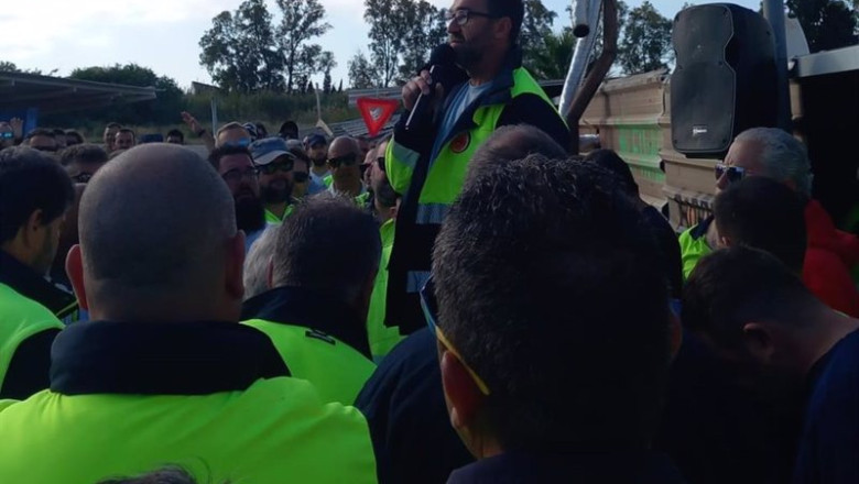 ep una de las asambleas de los trabajadores de acerinox en el aparcamiento de la factoria ep una de las asambleas de los trabajadores de acerinox en el aparcamiento de la factoria