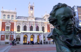 ep una de las estatuas de goya que se han instalado en la plaza mayor de valladolid