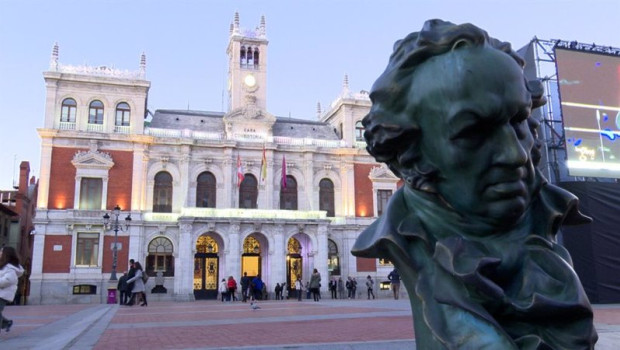 ep una de las estatuas de goya que se han instalado en la plaza mayor de valladolid